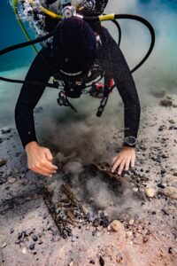 Buzo explora estructuras submarinas de Yonaguni en el fondo (Incomplete: max_output_tokens)