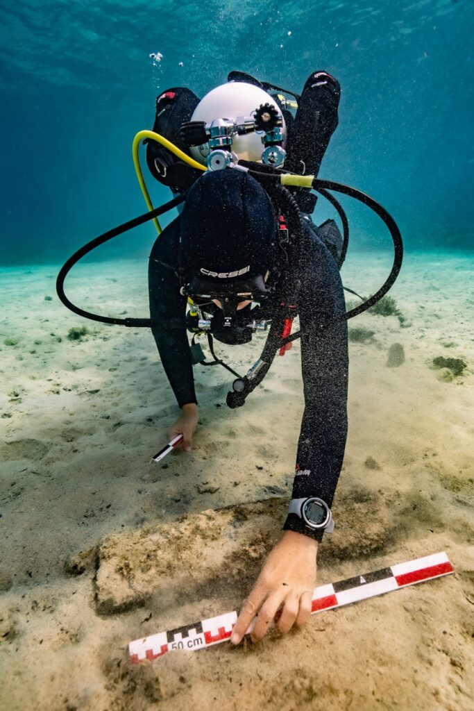arqueologia submersa illustration for Yonaguni Ruins: Underwater Archaeology Enigma